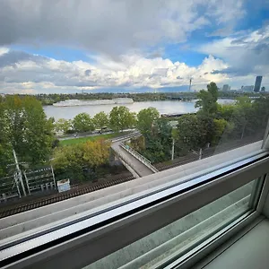 Lovely For 4 On The Danube River - Private Parking Apartament